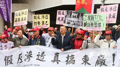 立法院31日欲通過《反滲透法》,台灣地區政治受難人互助會至立院外抗議。(顏麟宇攝)