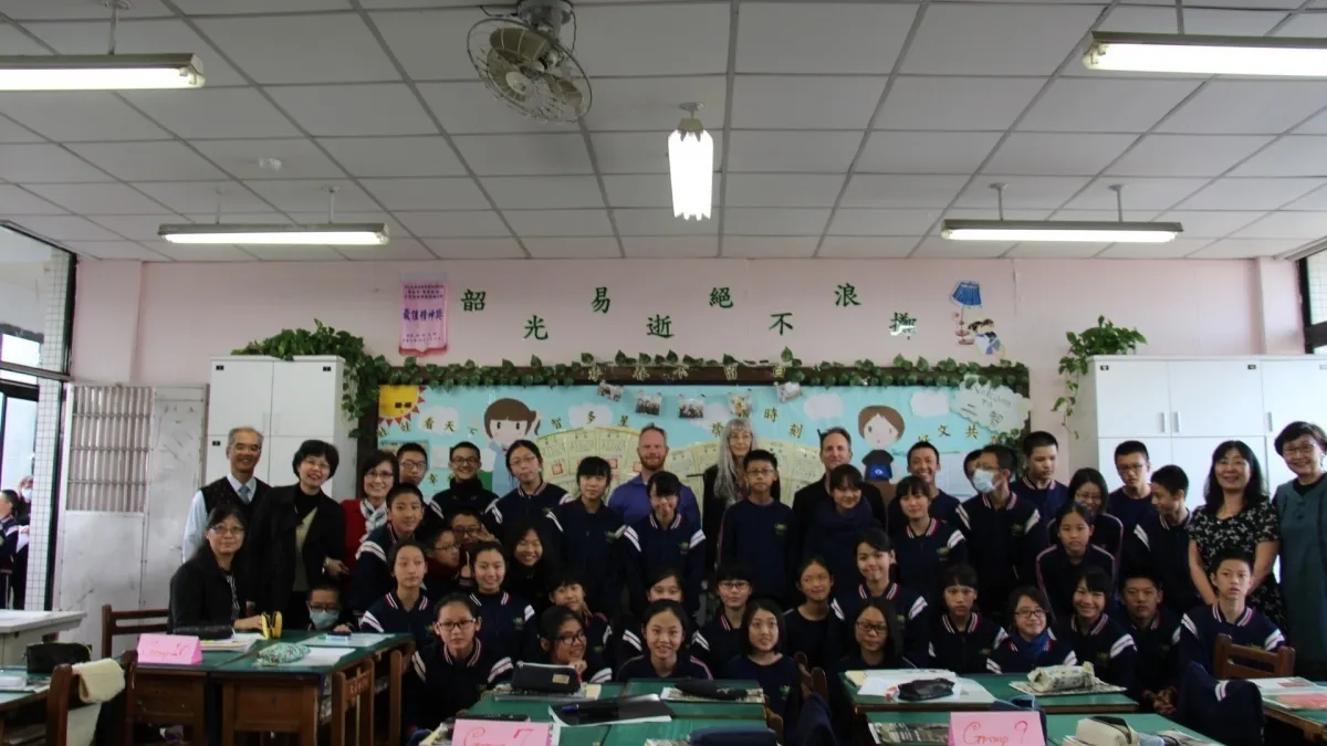 國二生秀流利英語介紹學校 美國教授驚訝按讚
