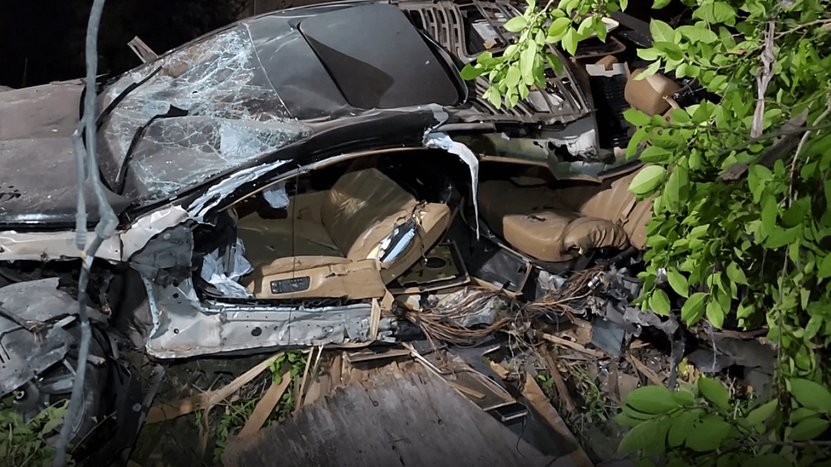 一輛價值千萬的黑色賓利在台11線失控墜落橋下,車體嚴重扭曲變形。(圖/翻攝自記者爆料網) 一輛價值千萬的黑色賓利在台11線失控墜落橋下,車體嚴重扭曲變形。(圖/翻攝自記者爆料網)