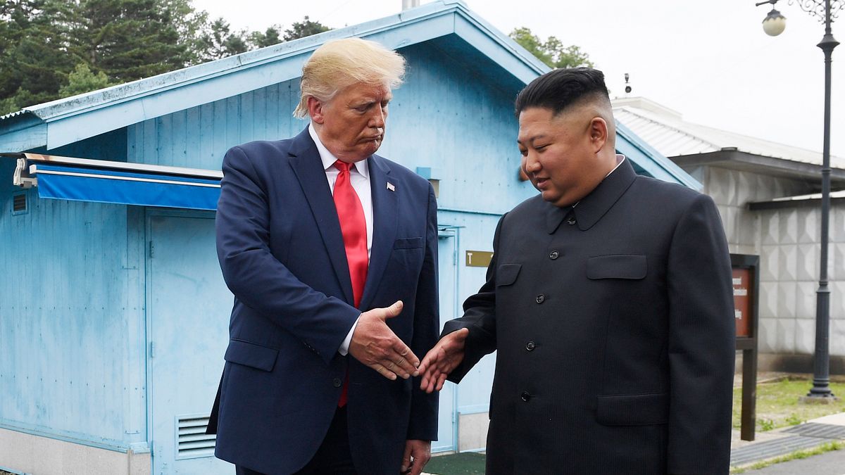 2019年6月30日、アメリカ大統領トランプと北朝鮮指導者金正恩が板門店で会談。(AP通信) 2019年6月30日、アメリカ大統領トランプと北朝鮮指導者金正恩が板門店で会談。(AP通信)