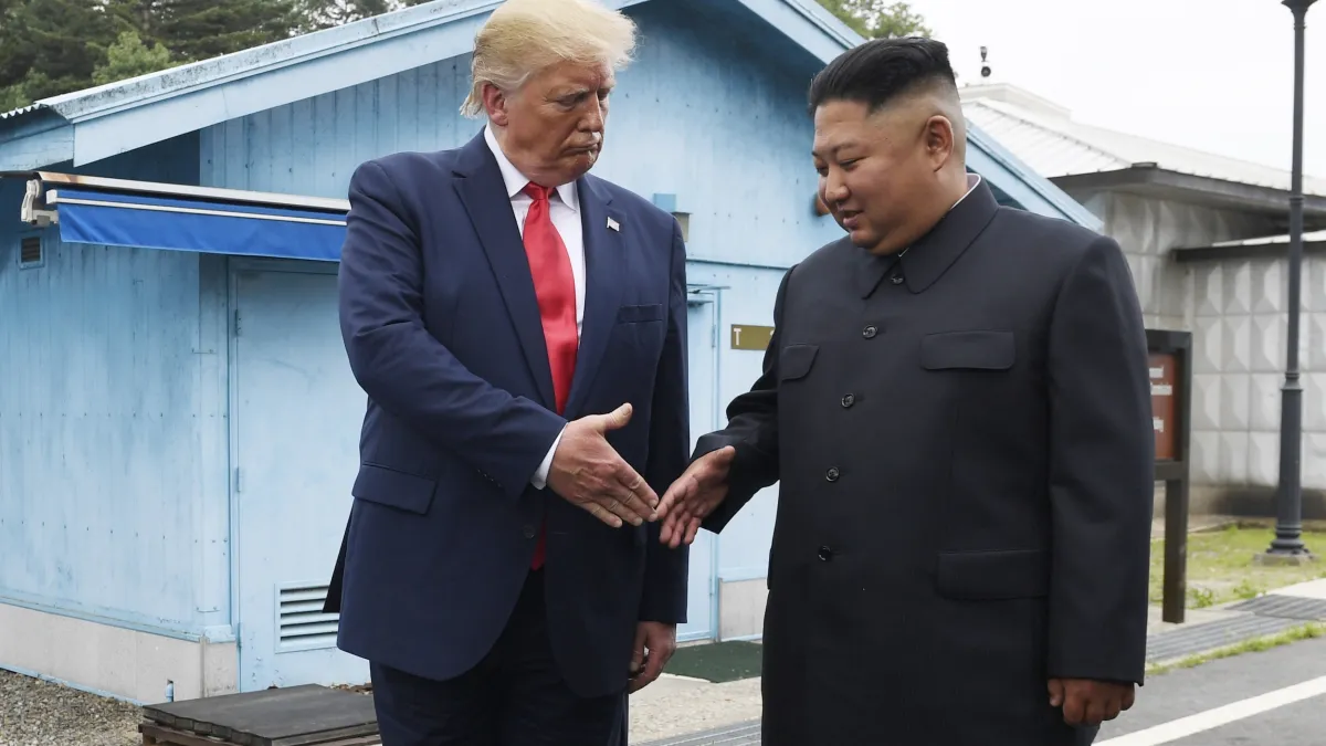 2019年6月30日,美國總統川普與北韓領導人金正恩在板門店會面。(美聯社)