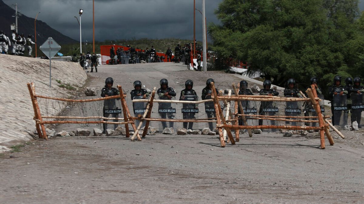 墨西哥數千農民奪走邊境大壩控制權,拒絕輸水給美國。(AP) 墨西哥數千農民奪走邊境大壩控制權,拒絕輸水給美國。(AP)