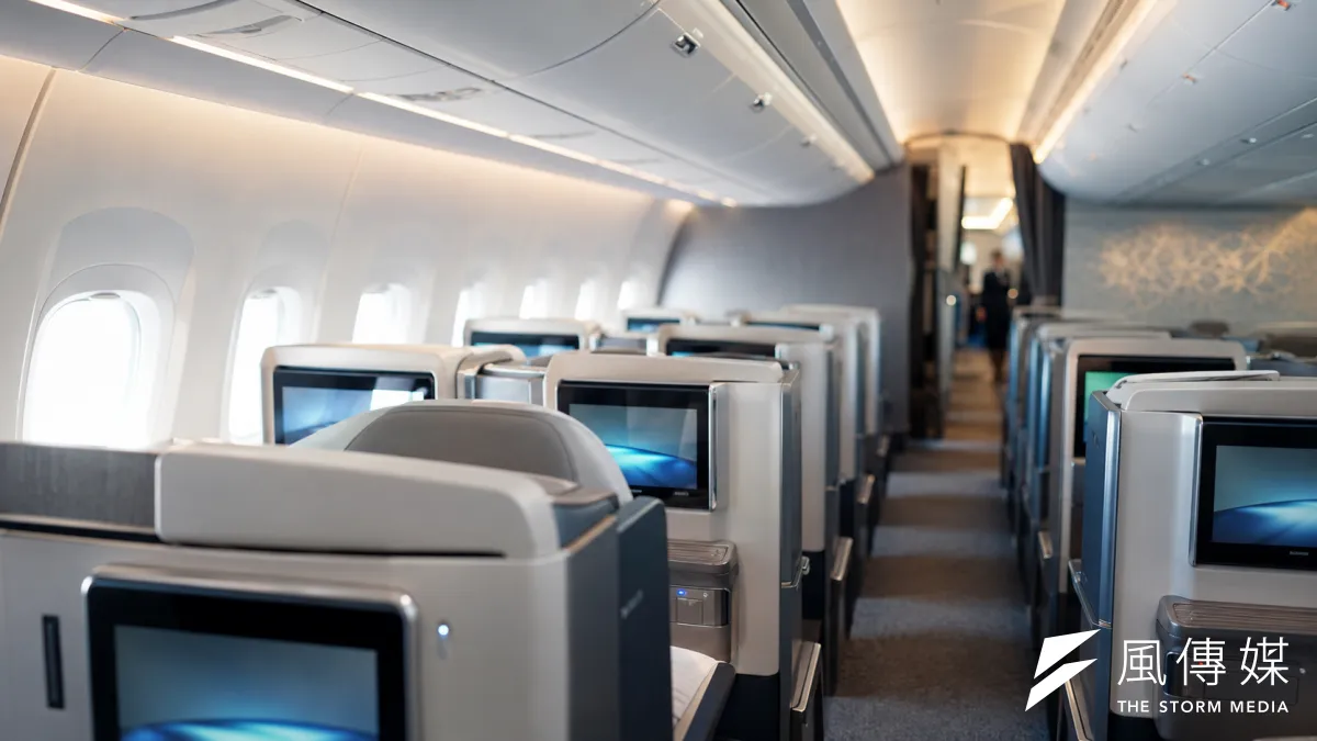 搭飛機時不開飛航模式究竟會不會影響飛機設備?旅遊專家揭密機上無設備可直接偵測,但手機在高空搜尋訊號會加速耗電,違規者甚至可能被請下飛機。(示意圖/AI生成)