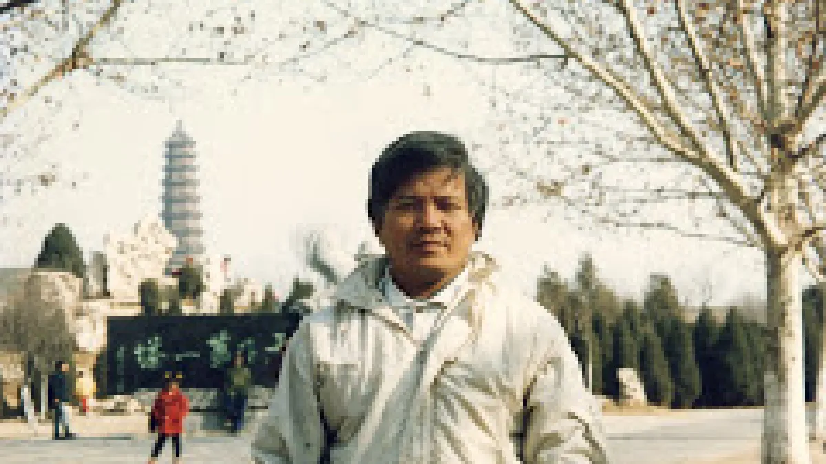 沈平山出身雲林斗南的龍虎堂,家裡與布袋戲頗有淵源。1986年他自費出版《中國掌中藝術:布袋戲》,可謂第一本正式出版的布袋戲專著。(作者提供,取自網路)