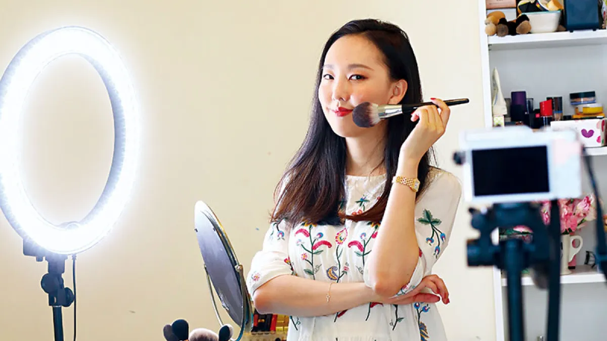被網友封為「台灣第一美妝YouTuber」的Catie讓YSL、SK-II、巴黎萊雅等國際品牌都找上門,把分享按讚數變成現金!(攝影者.楊文財)