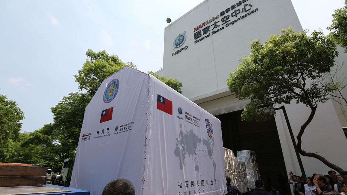 「福衛五號」於19日上午從竹科國研院太空中心啟程載往桃園國際機場。(圖/國研院太空中心提供) 「福衛五號」於19日上午從竹科國研院太空中心啟程載往桃園國際機場。(圖/國研院太空中心提供)