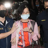 彭振声氏は、捜査段階で罪を認めたのは、妻を早く安心させたいという思いからだったと述べた。数日前、彼は妻に「最大でも3年の刑だ」と話したが、まさか今日このような悲劇が起きるとは思わなかったという。前台北市副市長 彭振声氏の妻(写真/柯承惠撮影) 彭振声氏は、捜査段階で罪を認めたのは、妻を早く安心させたいという思いからだったと述べた。数日前、彼は妻に「最大でも3年の刑だ」と話したが、まさか今日このような悲劇が起きるとは思わなかったという。前台北市副市長 彭振声氏の妻(写真/柯承惠撮影)