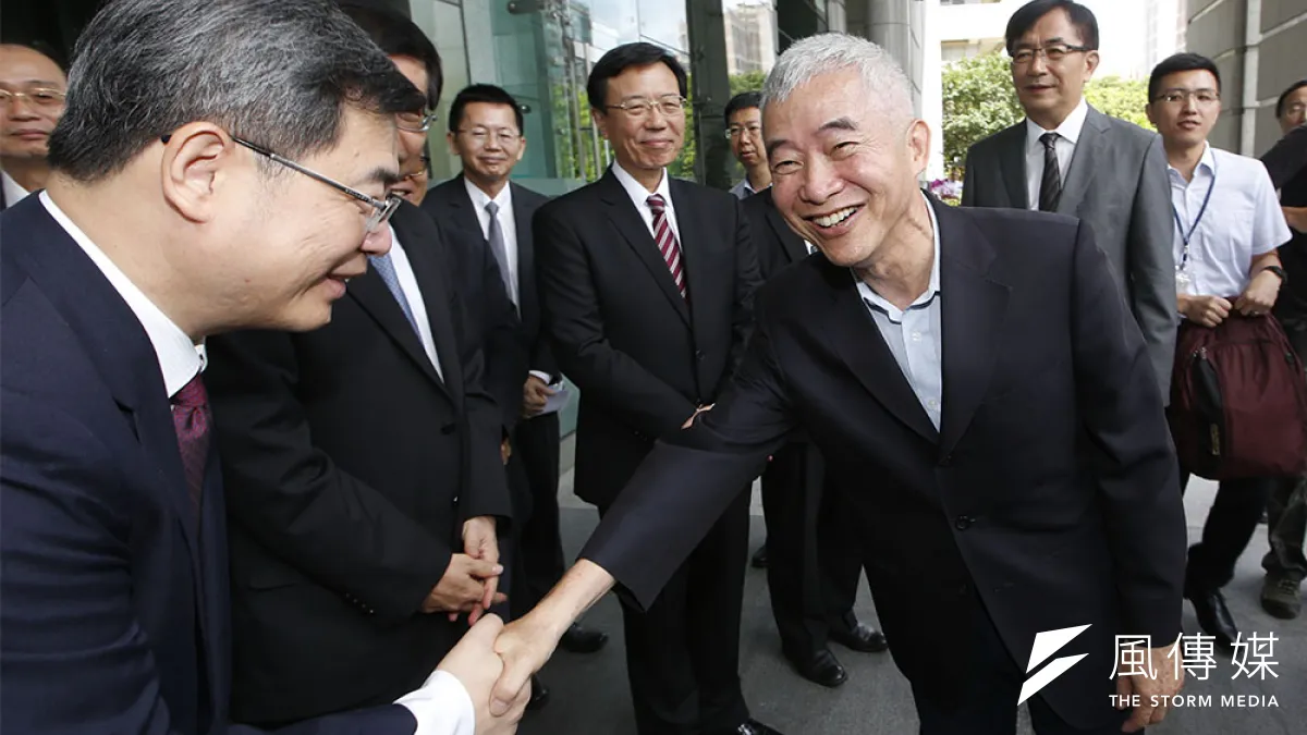 賀陳旦(右三)救觀光不力下台?吳宏謀(右二)接手力求有所作為。(郭晉瑋攝)