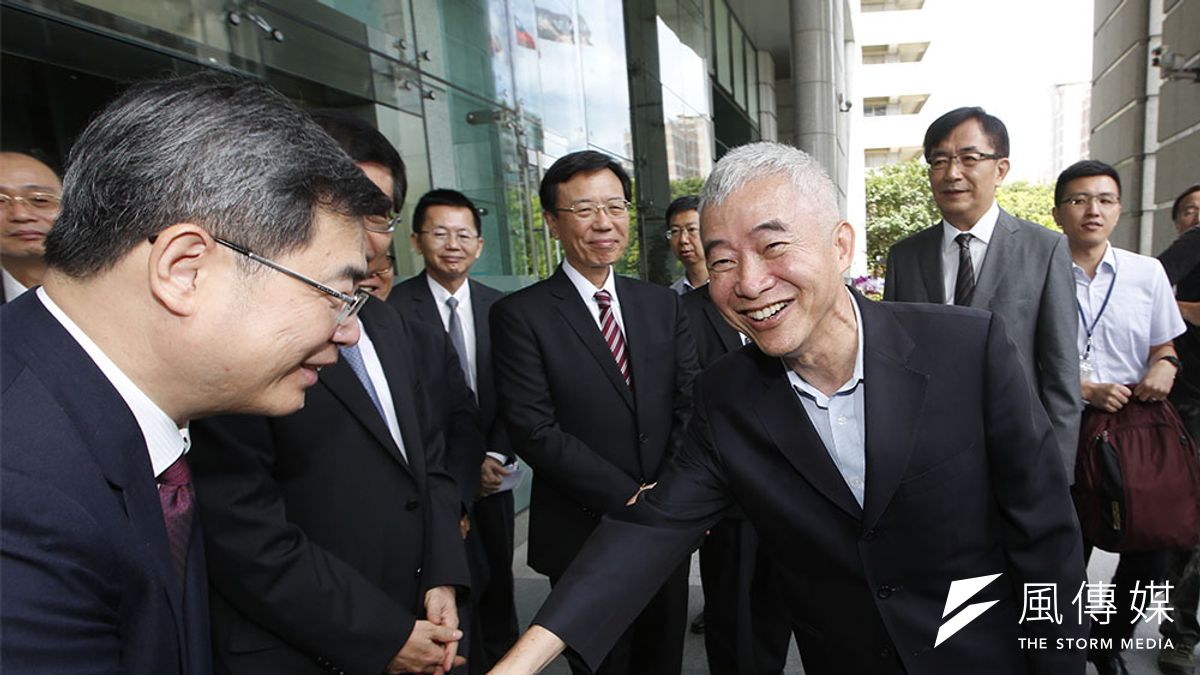 賀陳旦(右三)救觀光不力下台?吳宏謀(右二)接手力求有所作為。(郭晉瑋攝) 賀陳旦(右三)救觀光不力下台?吳宏謀(右二)接手力求有所作為。(郭晉瑋攝)