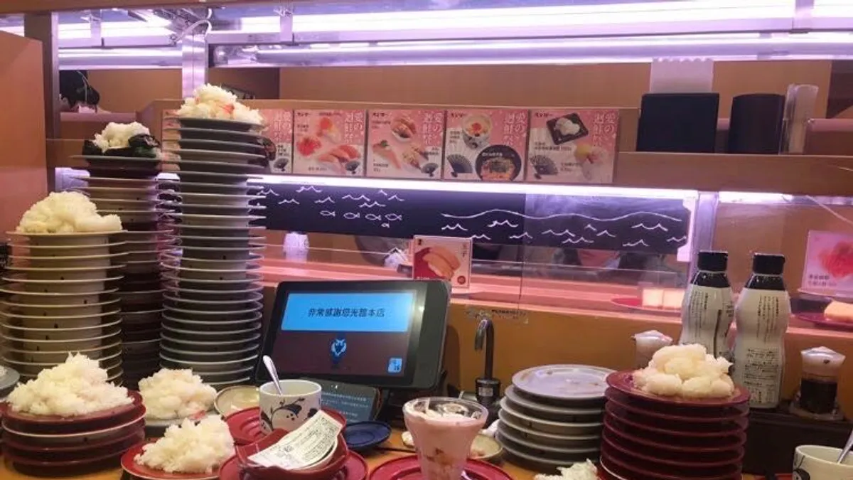 知名迴轉壽司業者舉辦優惠活動,引發全台「鮭魚之亂」。(資料照,取自「靠北壽司郎」社團臉書) 知名迴轉壽司業者舉辦優惠活動,引發全台「鮭魚之亂」。(資料照,取自「靠北壽司郎」社團臉書)