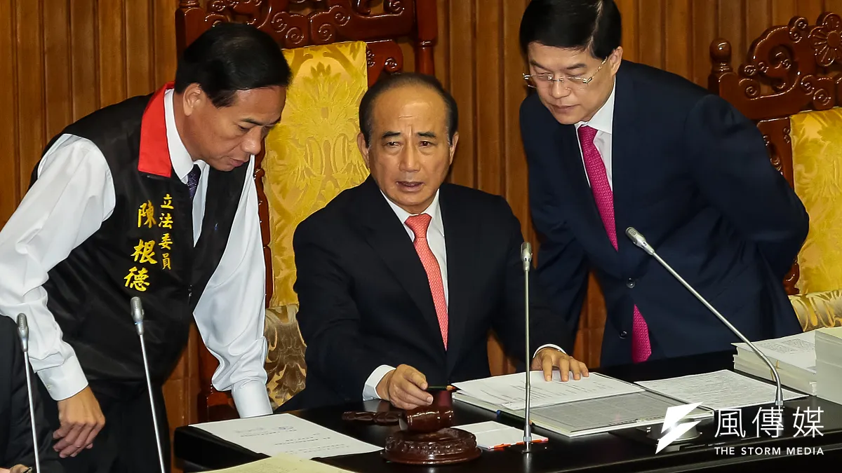 大選前立法院審查預算應該也進入看守期嗎?圖為立法院長王金平、立法委員陳根德、羅明才一同交談。(顏麟宇攝)