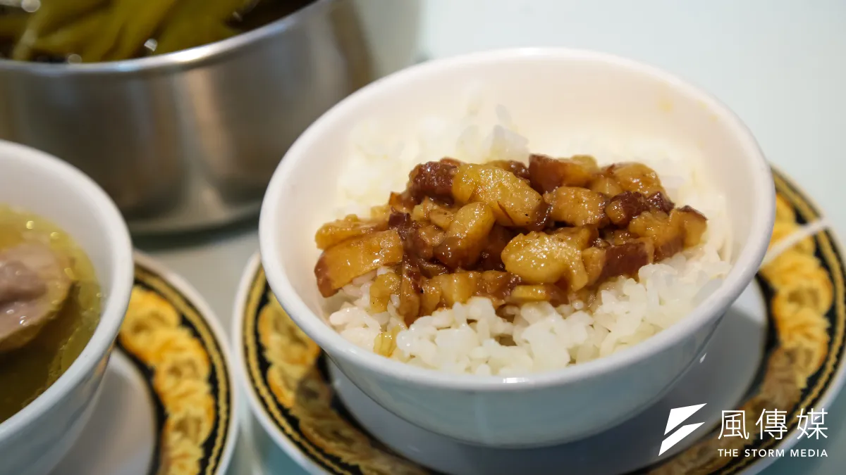 繼日前衛生紙傳出漲價消息外,台灣傳統美食滷肉飯也傳出喊漲。(資料照,顏麟宇攝)