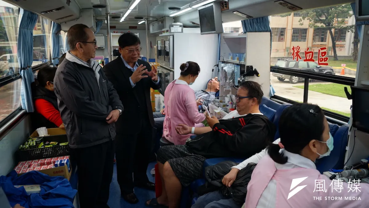 台灣中油石化部號召員工 員眷及林園鄉親用實際行動挽袖捐血。(圖/徐炳文攝)
