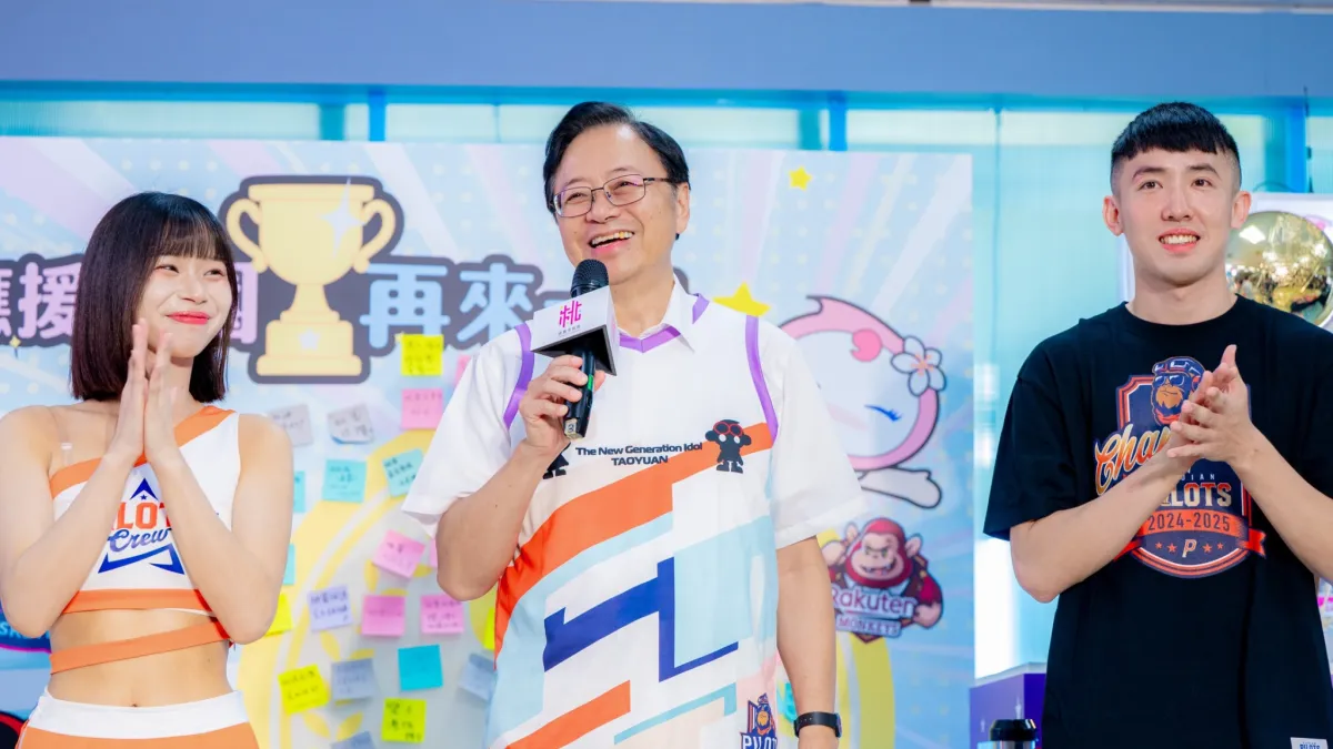 圖說:桃園市政府舉辦「應援桃園.再來一冠」快閃活動,桃園市長張善政(中)、領航猿球星白曜誠(右)與Pilots Crew啦啦隊成員Ruka(左),來到活動現場與民眾互動。(圖/桃園市政府提供)