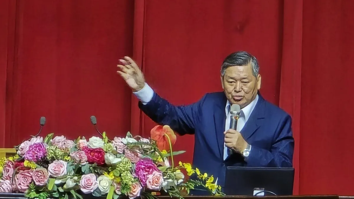 警專校友總會會長何明洲博士獲邀母校專題演講 師生如沐春風。(圖/警專校友總會提供)