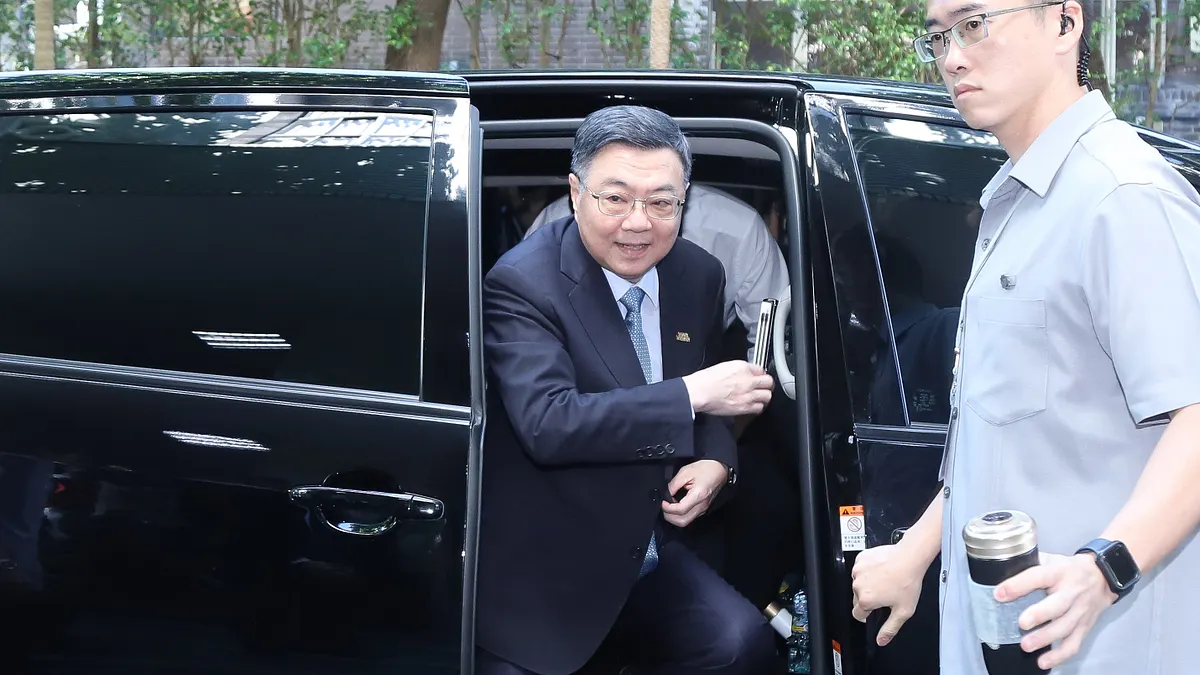 國民黨立委王鴻薇質詢時追問,是否可能超過10人?卓榮泰僅回應:「這個…我想…數字不代表一切。」他並強調,部分官員是因個人因素主動請辭。(陳品佑攝) 國民黨立委王鴻薇質詢時追問,是否可能超過10人?卓榮泰僅回應:「這個…我想…數字不代表一切。」他並強調,部分官員是因個人因素主動請辭。(陳品佑攝)