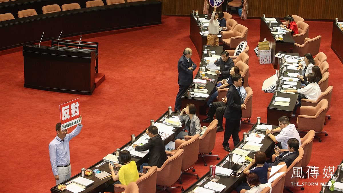 立法院昨(25)日晚間三讀通過《空氣汙染防制法》修正案。(資料照,陳明仁攝) 立法院昨(25)日晚間三讀通過《空氣汙染防制法》修正案。(資料照,陳明仁攝)