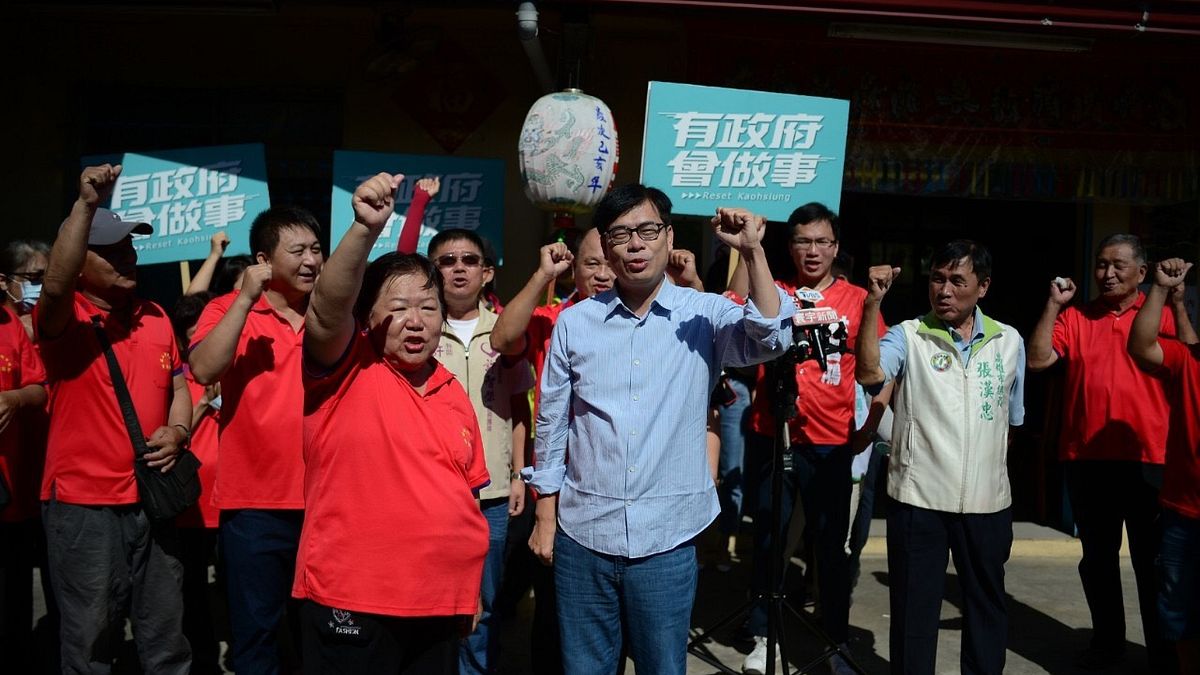 民進黨高雄市長候選人陳其邁不畏烈日當頭,持續在鳳山及仁武區揮汗密集跑行程拜票,他說,「我跑最勤政策也最多」,值得支持。(圖/陳其邁競選總部提供) 民進黨高雄市長候選人陳其邁不畏烈日當頭,持續在鳳山及仁武區揮汗密集跑行程拜票,他說,「我跑最勤政策也最多」,值得支持。(圖/陳其邁競選總部提供)