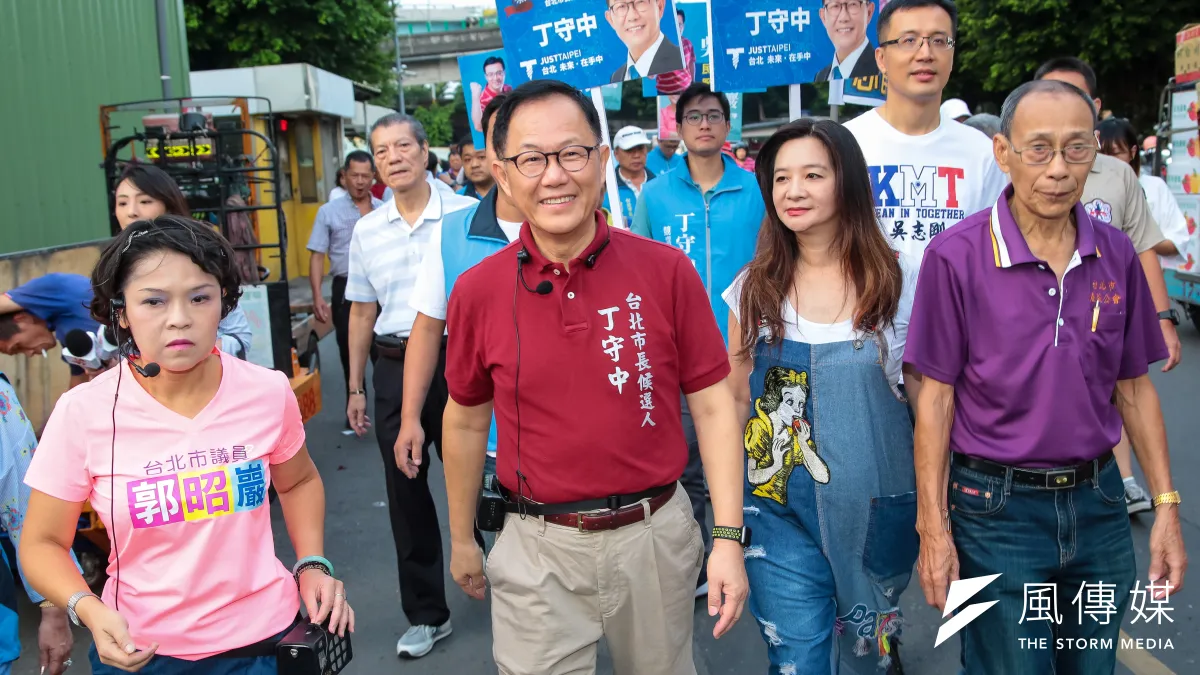 國民黨台北市長參選人丁守中6日與台北市議員郭昭巖、應曉薇、吳志剛,前往第一果菜批發市場拜票。(顏麟宇攝)