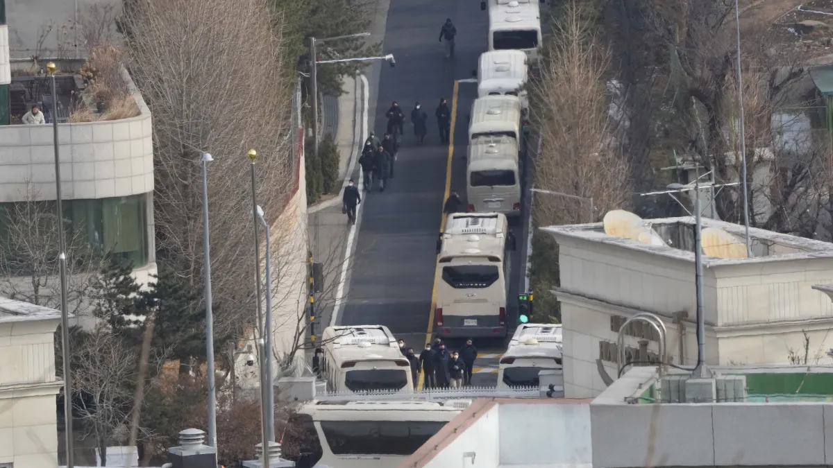 2025年1月8日,韓國總統警衛處堵住尹錫悅官邸的大門。(美聯社)