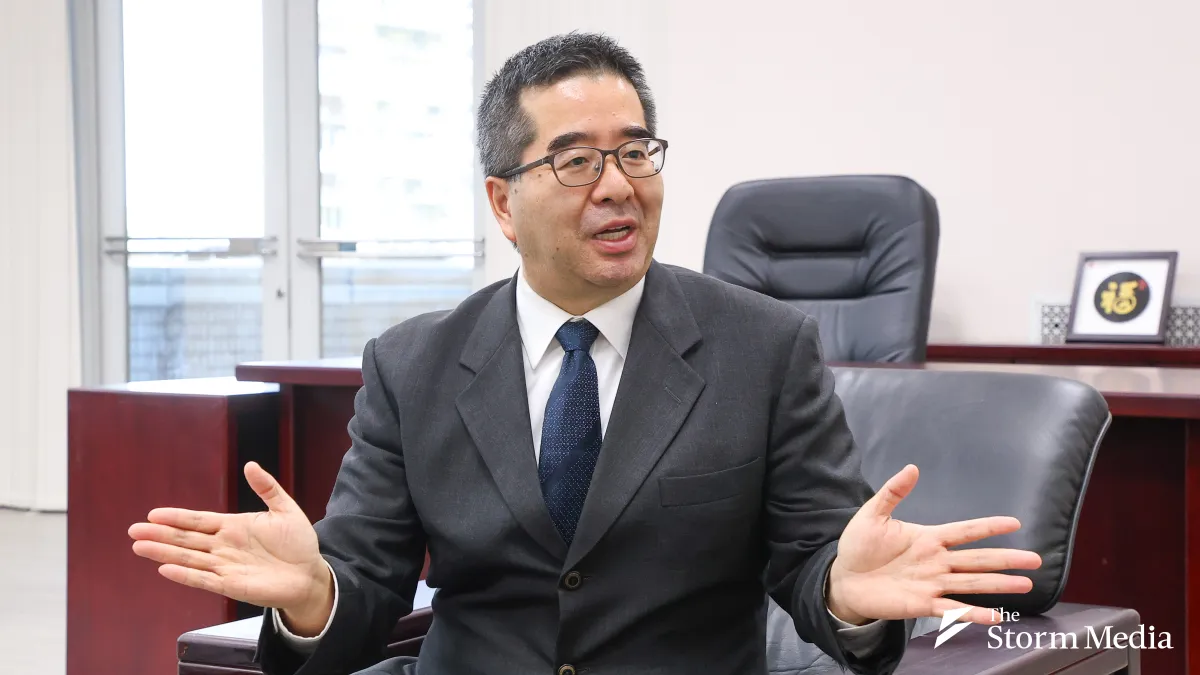 KMT Vice Chairman Hsiao Hsu-tsen (蕭旭岑) discusses cross-strait discourse in an exclusive interview with Storm Media. (Photo / Yen Lin-yu)
