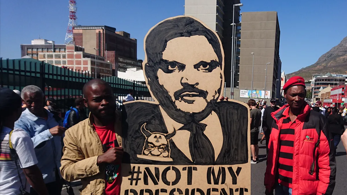 南非民眾抗議古普塔家族竊據國家資源(Discott@Wikipedia CC BY-SA 4.0) 南非民眾抗議古普塔家族竊據國家資源(Discott@Wikipedia CC BY-SA 4.0)