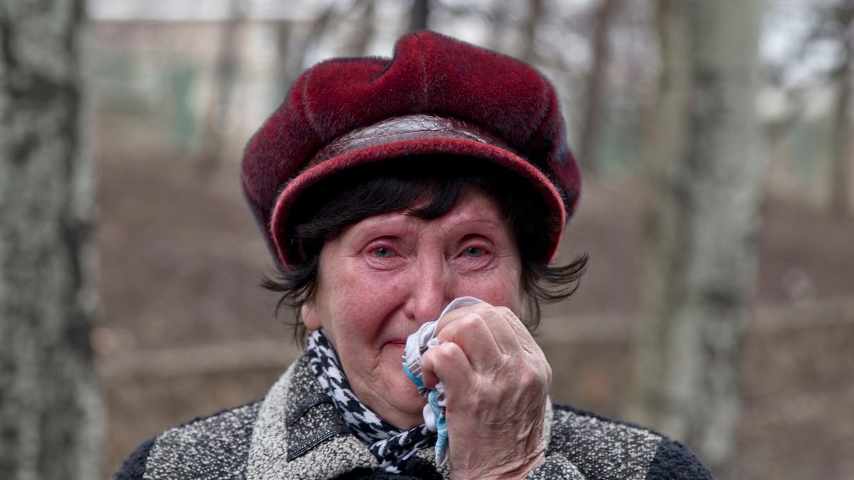 烏克蘭東部爆發嚴重礦災,礦工家屬得知,難過掉淚。 烏克蘭東部爆發嚴重礦災,礦工家屬得知,難過掉淚。