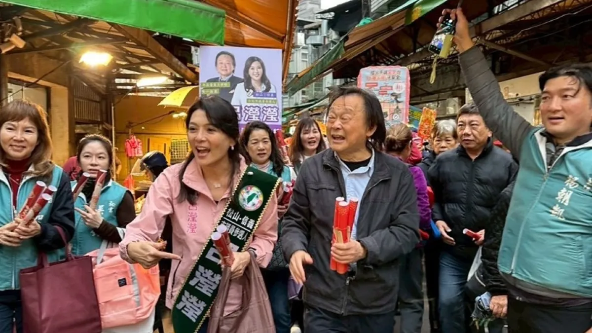 立委王世堅帶領呂瀅瀅掃街拜票。(圖/呂瀅瀅競選服務處提供)