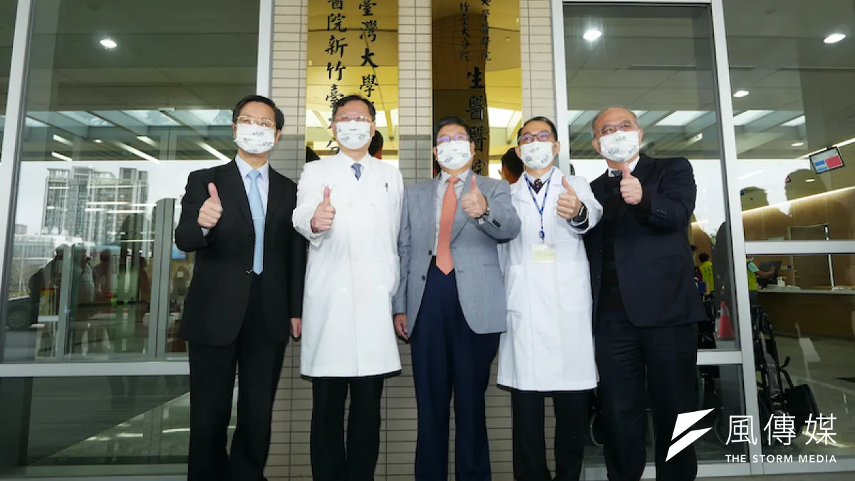 臺灣大學副校長張上淳(左起)、新竹台大分院院長余忠仁、新竹縣長楊文科、新竹台大分院副院長蔡孟昆、台大醫院院長吳明賢共同為新竹台大分院揭牌。(圖/方詠騰攝)