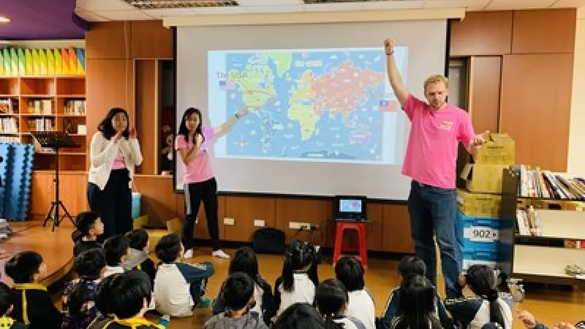 外籍教師利用世界地圖點燃孩子學習興趣。(圖/台中市政府提供)