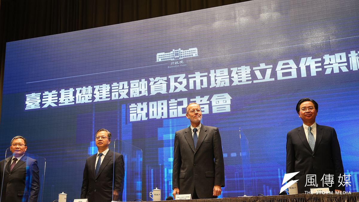 行政院今天宣布,台美雙方已簽署「台美基礎建設融資及市場建立合作架構」。工商團體表示,新南向基礎建設商機很大,能夠參與其中,對業者國際化是很好的機會。(顏麟宇攝) 行政院今天宣布,台美雙方已簽署「台美基礎建設融資及市場建立合作架構」。工商團體表示,新南向基礎建設商機很大,能夠參與其中,對業者國際化是很好的機會。(顏麟宇攝)