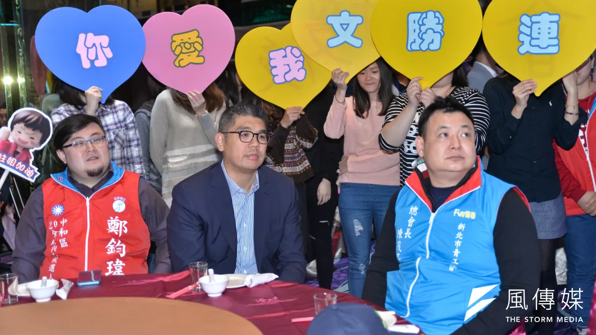 連勝文批國民黨培養青年的作法,堪稱「形式主義」,圖為新北市青工總會黨代表參選人誓師大會暨第19屆總會長就職典禮,連勝文坐在台下,背後有許多支持者。(資料照片,甘岱民攝)