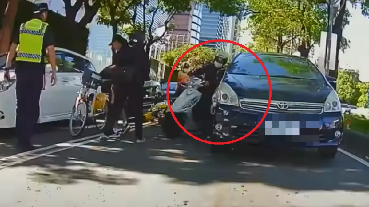 結果下一秒男子摔車。(圖/翻攝自YouTube)