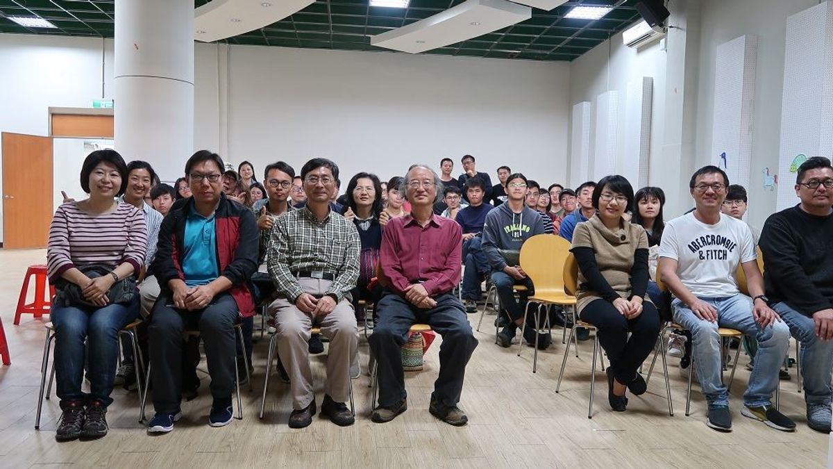 國立成功大學建築學系名譽教授傅朝卿(中間紅衣者)至屏東菸葉廠演講。(圖/屏東縣政府提供) 國立成功大學建築學系名譽教授傅朝卿(中間紅衣者)至屏東菸葉廠演講。(圖/屏東縣政府提供)