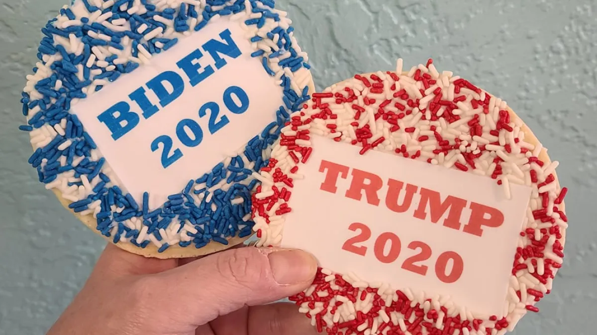 賓州蘿修烘培坊(Lochel's Bakery)近日推出2020年美國大選「候選人餅乾」,引發支持者搶購。目前民主黨總統候選人拜登版餅乾(左)銷售約3000片,遠低川普版(右)的1萬3000片。(翻攝Lochel's Bakery臉書)