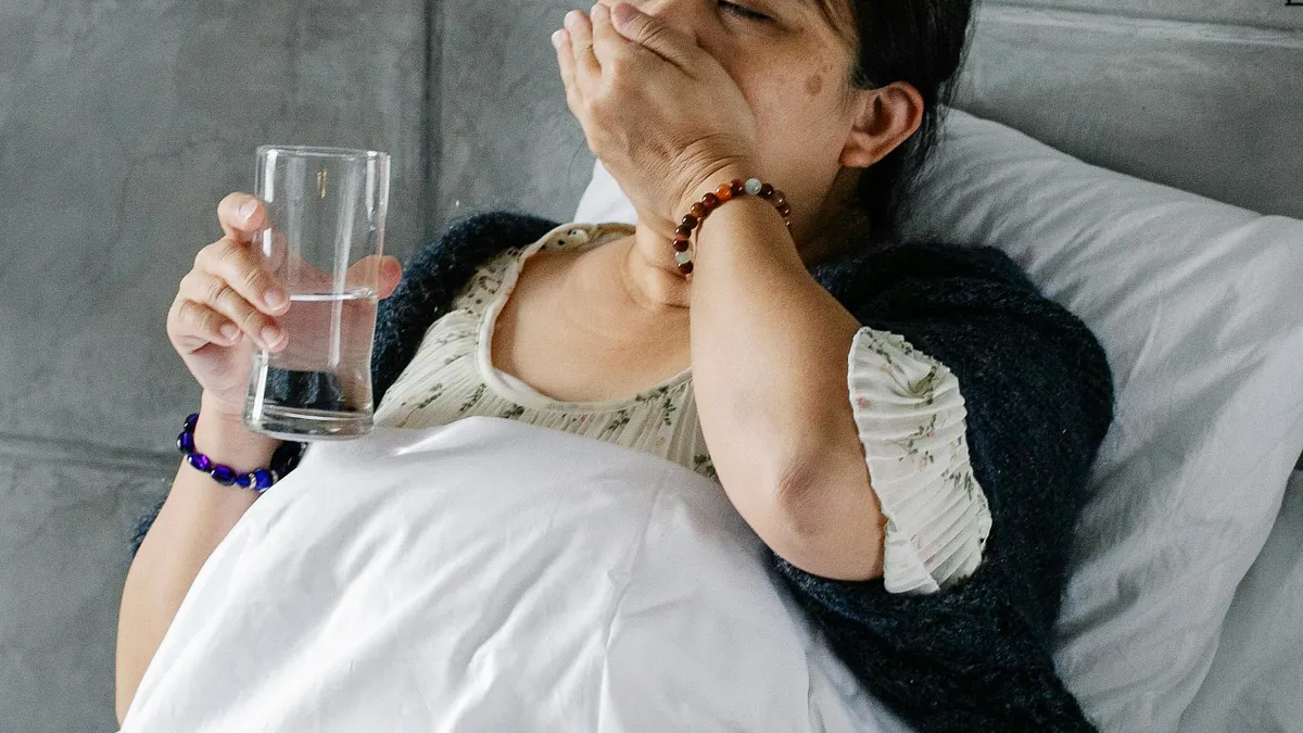 藥師提醒,超商販售的是「蜜煉枇杷膏」,主要用於潤喉生津,而藥局則提供「川貝枇杷膏」,兩者有所差異。(圖/取自免費圖庫pexels) 藥師提醒,超商販售的是「蜜煉枇杷膏」,主要用於潤喉生津,而藥局則提供「川貝枇杷膏」,兩者有所差異。(圖/取自免費圖庫pexels)