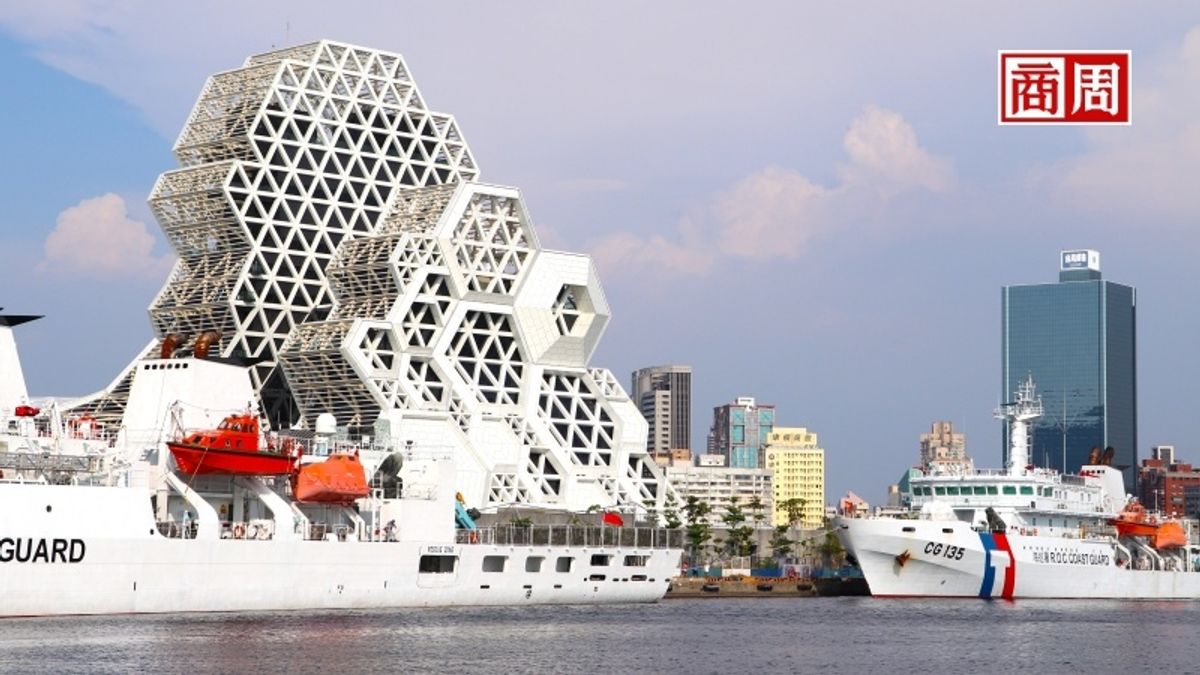 高雄流行音樂中心的設計配合港都景觀,讓人有如進入充滿珊瑚礁、浪花的海洋世界。(圖片來源:商業周刊) 高雄流行音樂中心的設計配合港都景觀,讓人有如進入充滿珊瑚礁、浪花的海洋世界。(圖片來源:商業周刊)