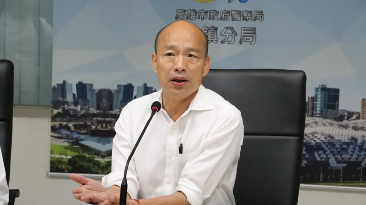 高雄市長韓國瑜今(30)日出席高雄銀行配合市府政策性貸款記者會,針對曾與潑漆犯合照一事做出說明,表示和他照相的人很多,不可能對每個要照相的人都先問對方的政黨色彩或政治立場。(資料照,高雄市政府提供)