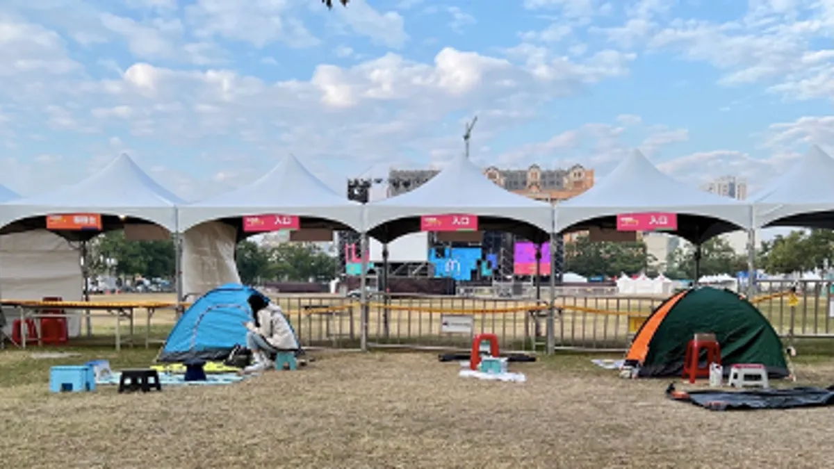 台南跨年演唱會即將登場,不少歌迷已提前到場搭帳棚守候搶佔位置。(圖/台南市政府提供)