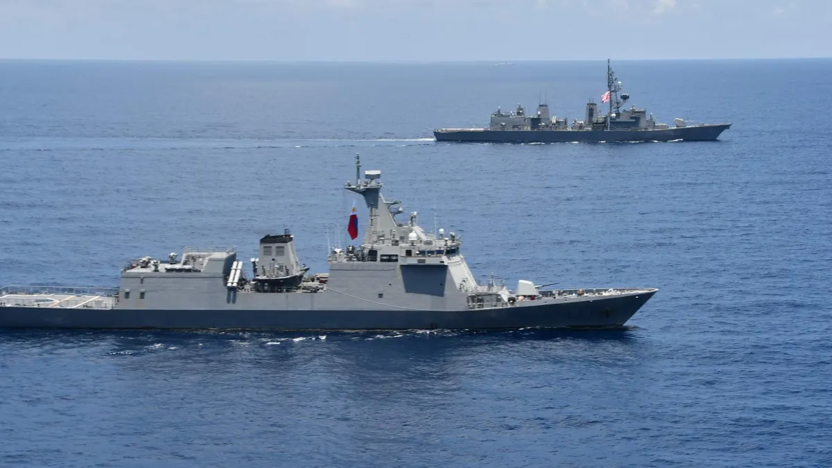 日本驅逐艦「漣」號(JS Sazanami)和菲律賓導彈護衛艦「何塞·黎剎」號(BRP Jose Rizal)舉行通信演習和戰術演習。(海上自衛隊官網)