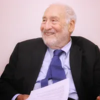 On January 13, 2026, Nobel Prize-winning economist and former World Bank Chief Economist Joseph Stiglitz gave an exclusive interview to Storm Media. (Photo by Ke Chenghui) On January 13, 2026, Nobel Prize-winning economist and former World Bank Chief Economist Joseph Stiglitz gave an exclusive interview to Storm Media. (Photo by Ke Chenghui)