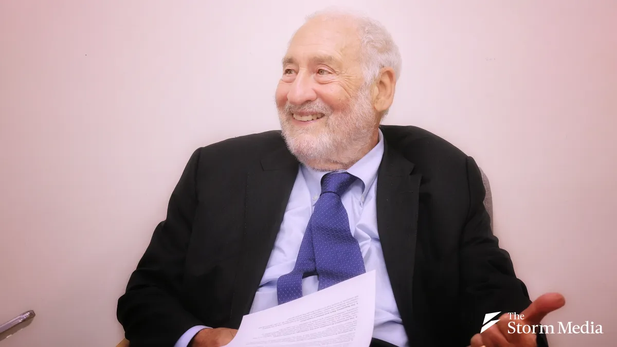 On January 13, 2026, Nobel Prize-winning economist and former World Bank Chief Economist Joseph Stiglitz gave an exclusive interview to Storm Media. (Photo by Ke Chenghui)