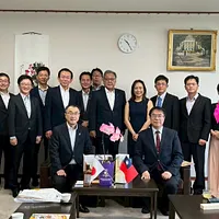 台湾・台南市の黄偉哲市長が、仙台市で開催された友好都市締結20周年の記念行事に出席し、宮城県の村井嘉浩知事、県議会の高橋伸二議長とそれぞれ会談した。(写真/台南市政府提供) 台湾・台南市の黄偉哲市長が、仙台市で開催された友好都市締結20周年の記念行事に出席し、宮城県の村井嘉浩知事、県議会の高橋伸二議長とそれぞれ会談した。(写真/台南市政府提供)