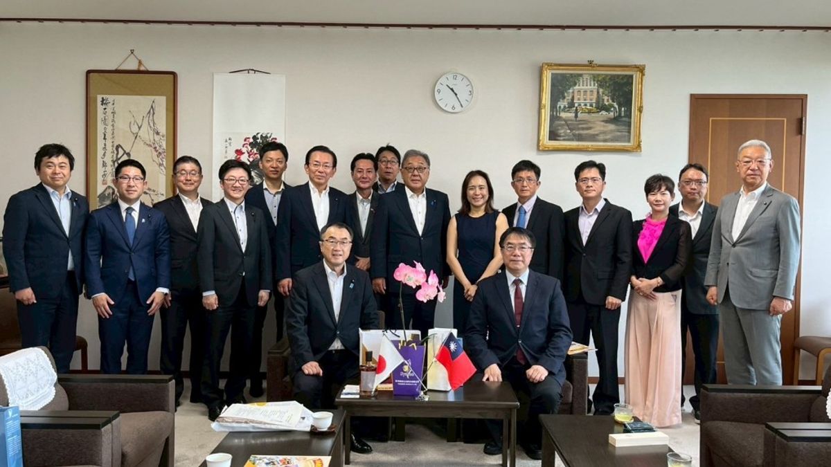 台湾・台南市の黄偉哲市長が、仙台市で開催された友好都市締結20周年の記念行事に出席し、宮城県の村井嘉浩知事、県議会の高橋伸二議長とそれぞれ会談した。(写真/台南市政府提供) 台湾・台南市の黄偉哲市長が、仙台市で開催された友好都市締結20周年の記念行事に出席し、宮城県の村井嘉浩知事、県議会の高橋伸二議長とそれぞれ会談した。(写真/台南市政府提供)