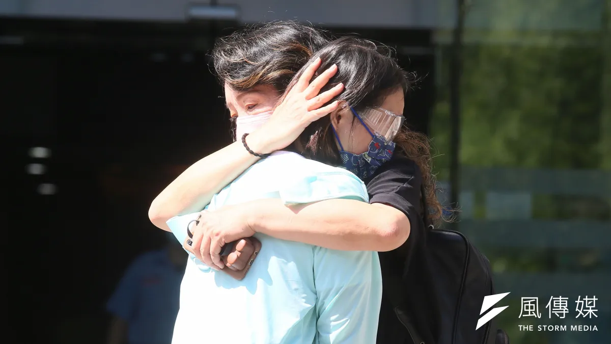「如果2018年普悠瑪事故發生後台鐵就有改革,她現在還可以開開心心跟姐姐一起去上學…」太魯閣事故百日以來家屬相忍為疫情、忍著不出面,沒想到在7月18日夜間再次被台鐵重擊…(柯承惠攝)