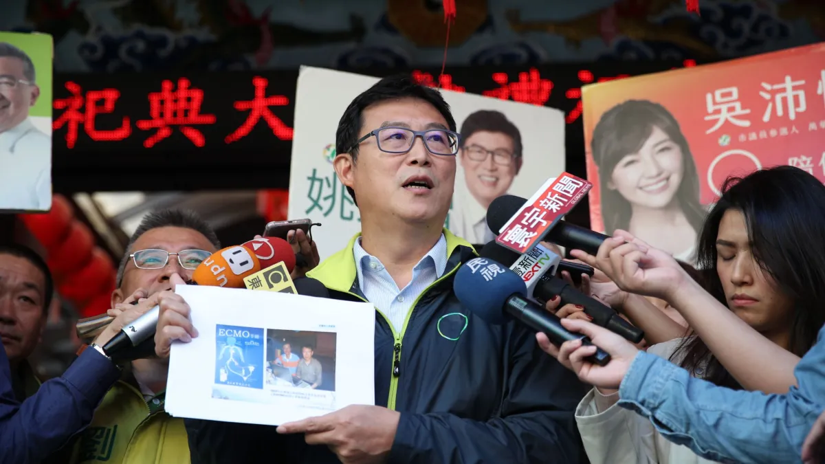 民進黨台北市長參選人姚文智今(15)日出示過去未曝光的照片及截圖,指柯文哲與因涉及器官活摘遭國際通緝的陳靜瑜合照、交情好。(姚文智辦公室提供).jpg