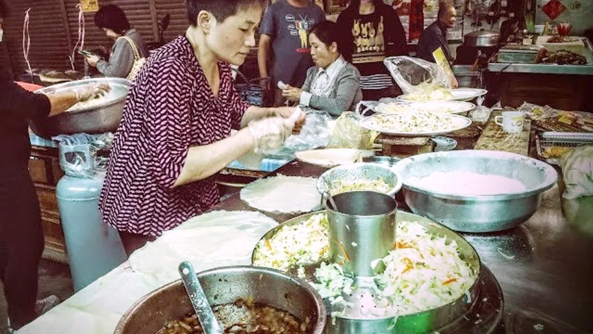 嘉義潤餅是濕料,舖在鋼製的圓盤上,中央有一通管,下方是菜湯(圖/魚夫提供) 嘉義潤餅是濕料,舖在鋼製的圓盤上,中央有一通管,下方是菜湯(圖/魚夫提供)