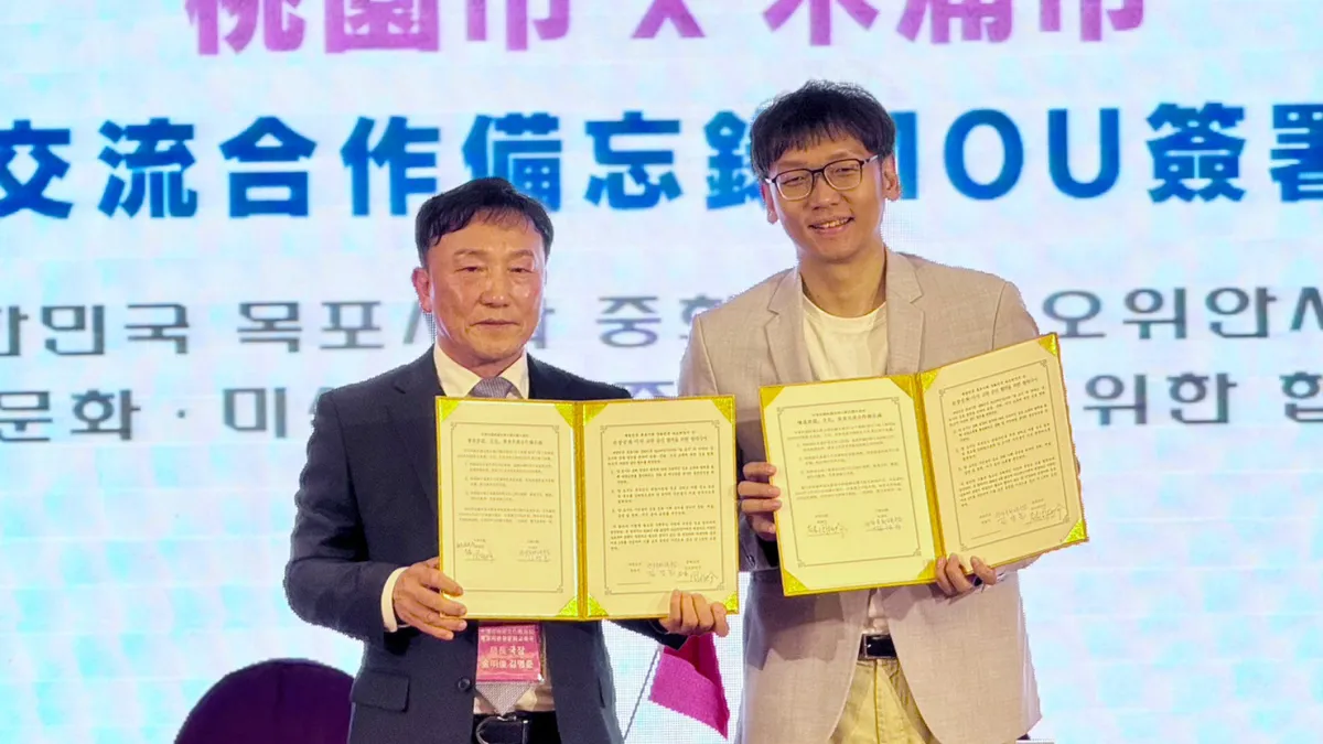 桃市觀旅局長周柏吟與木浦市旅遊文化教育局長共同簽訂增進旅遊、文化、美食交流合作備忘錄。(圖/桃園市政府觀旅局提供)