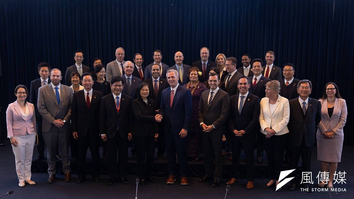2023年4月5日,總統蔡英文在加州與美國眾院議長麥卡錫為首的兩黨議員合照。(麥卡錫推特) 2023年4月5日,總統蔡英文在加州與美國眾院議長麥卡錫為首的兩黨議員合照。(麥卡錫推特)