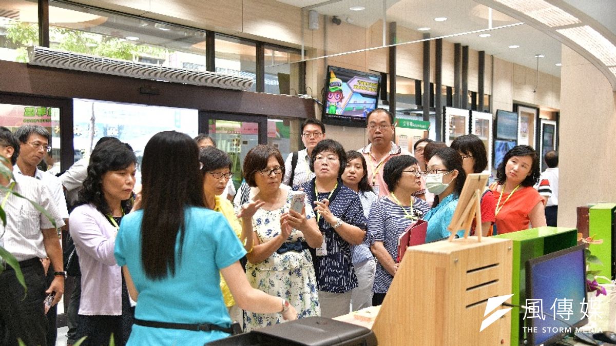 高雄郵局榮獲第一屆政府服務獎之整體服務類獎項,交通部主任秘書李泰興率各單位參觀高雄新興郵局1樓創新友善服務窗口。(圖/徐炳文攝) 高雄郵局榮獲第一屆政府服務獎之整體服務類獎項,交通部主任秘書李泰興率各單位參觀高雄新興郵局1樓創新友善服務窗口。(圖/徐炳文攝)